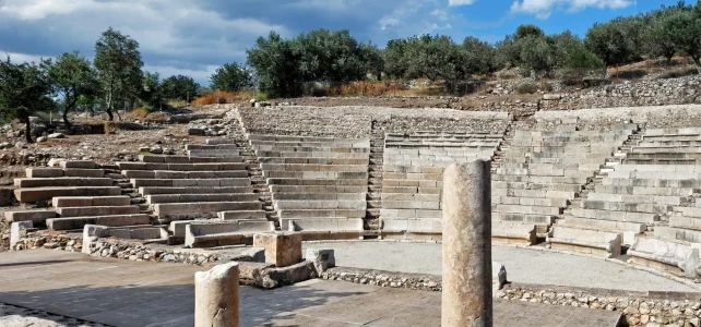 Guardian: «Τα “αναστημένα” θέατρα που ξαναζωντανεύουν την Αρχαία Ελλάδα»